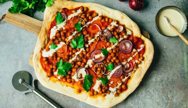 Berbere Dinkelpizza mit Tahini Dressing