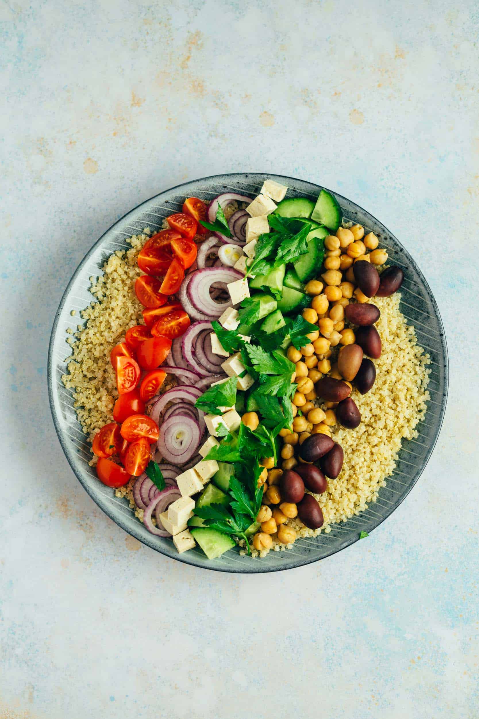 Griechischer Salat mit Quinoa (vegan &amp; glutenfrei) — VEGANE VIBES