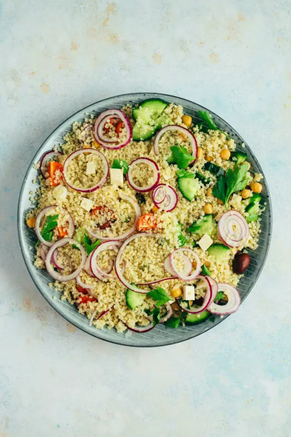 Griechischer Salat mit Quinoa (vegan &amp; glutenfrei) — VEGANE VIBES
