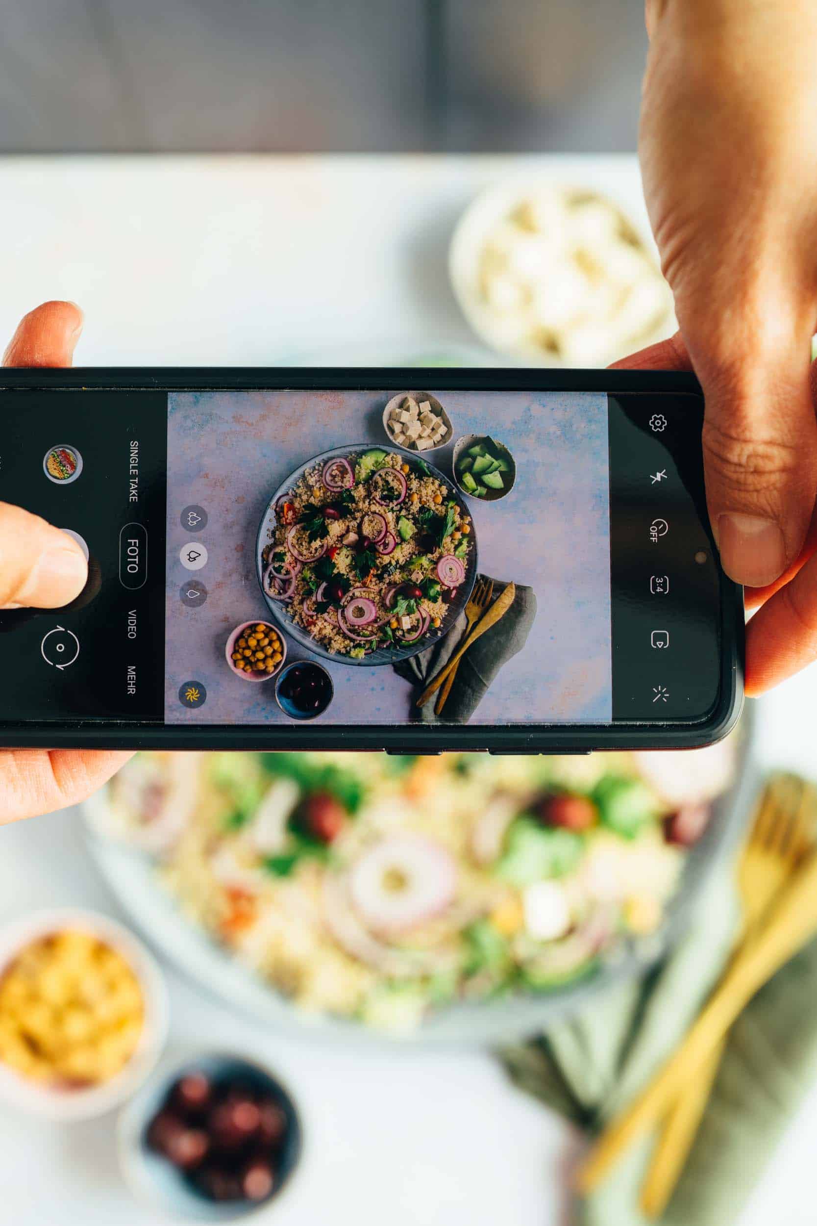 Griechischer Salat mit Quinoa (vegan &amp; glutenfrei) — VEGANE VIBES