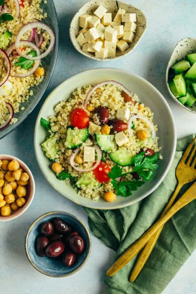 Griechischer Salat mit Quinoa