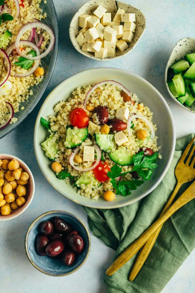 Griechischer Salat mit Quinoa (vegan &amp; glutenfrei) — VEGANE VIBES