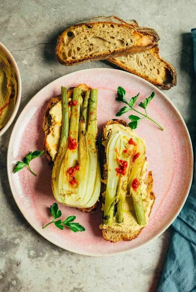 Geschmorter Fenchel auf Hummus