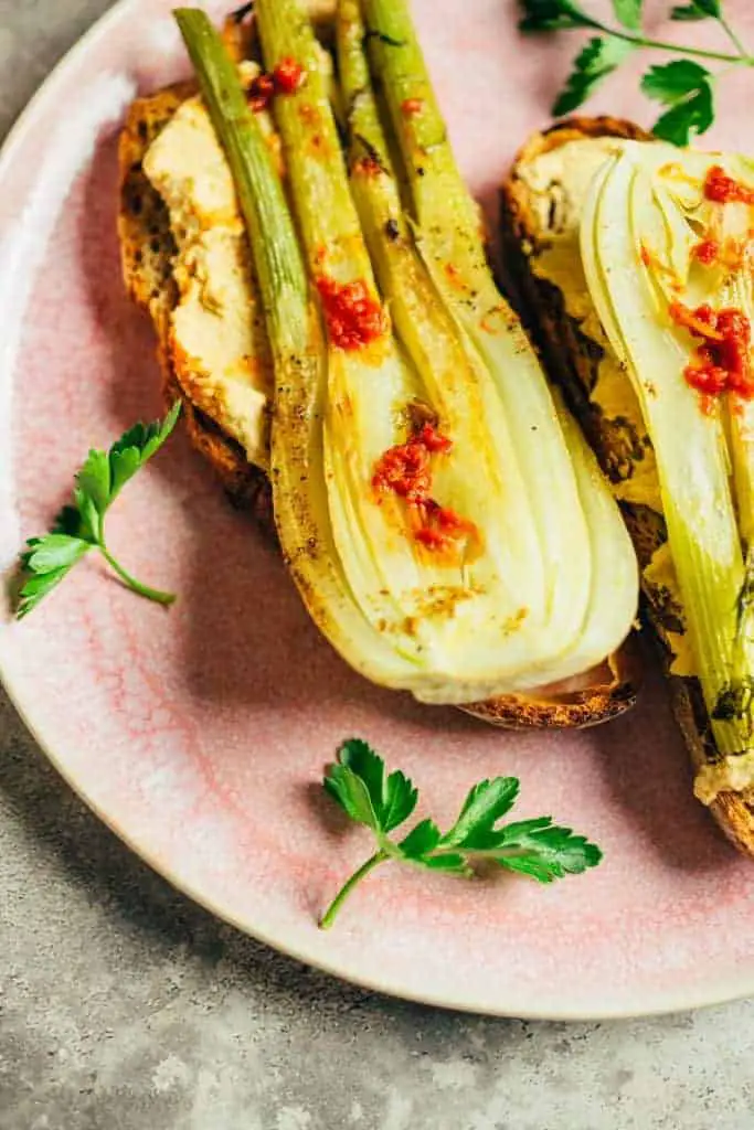 Geschmorter Fenchel auf Hummus