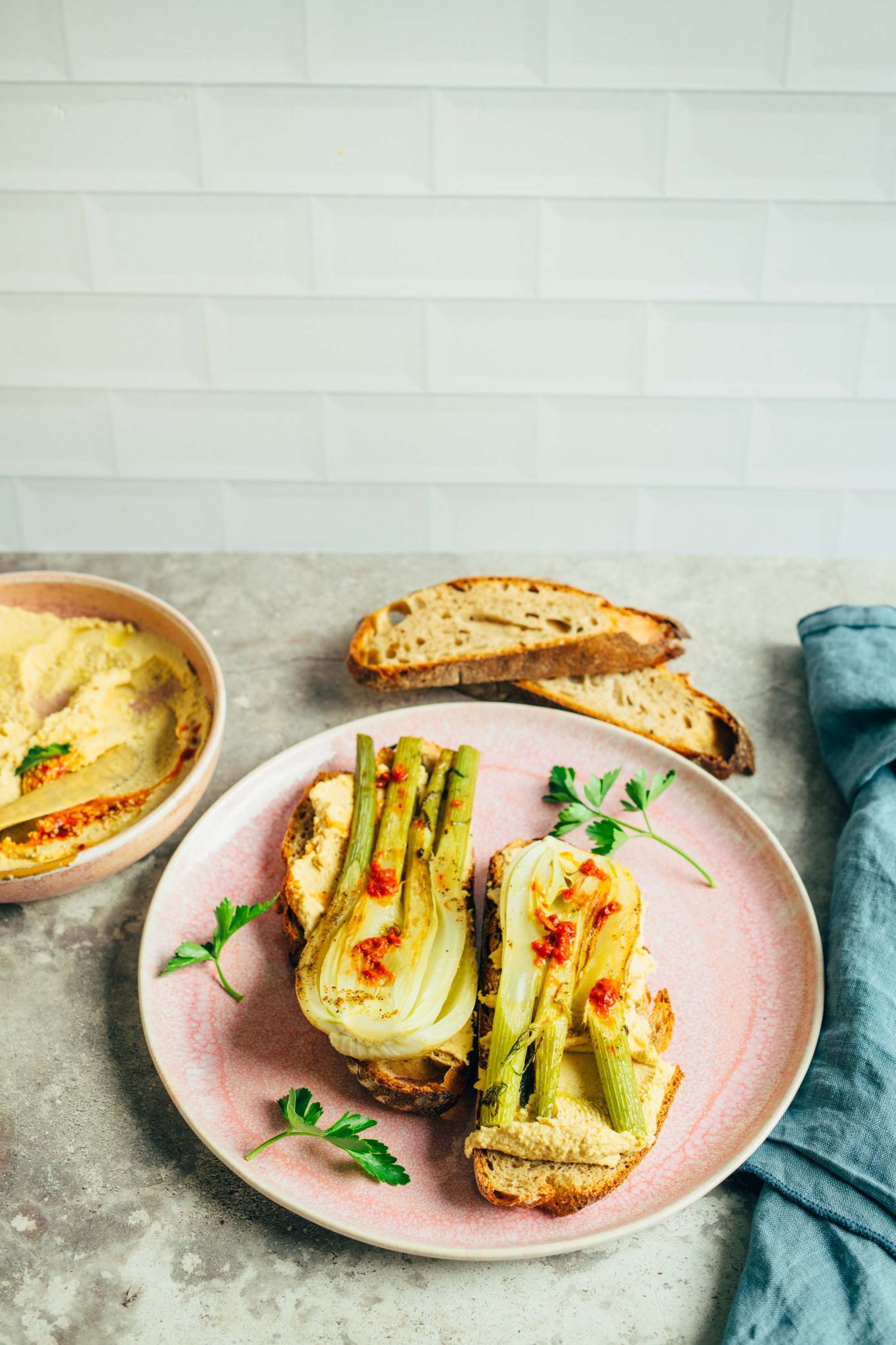 Geschmorter Fenchel auf Hummus (20 Minuten) — VEGANE VIBES