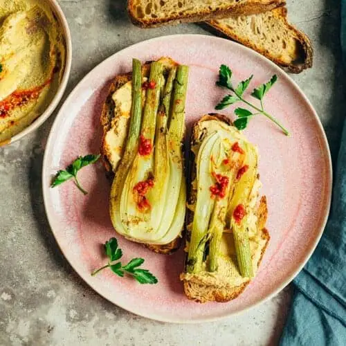 Geschmorter Fenchel auf Hummus