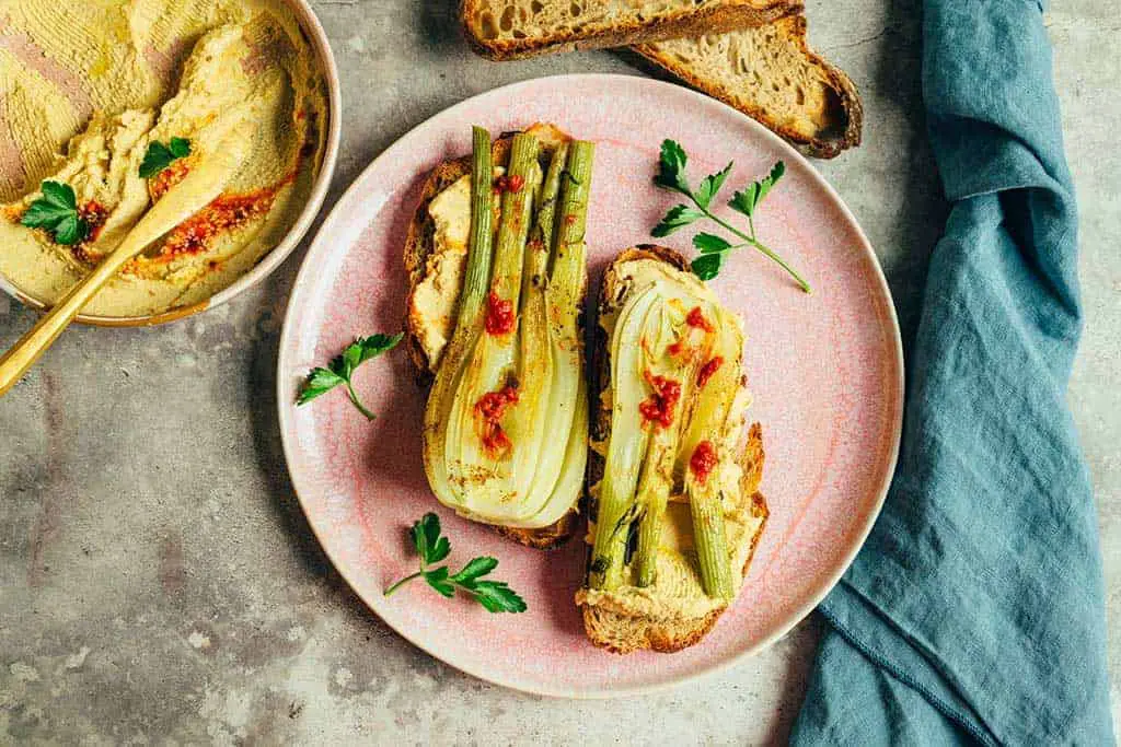 Geschmorter Fenchel auf Hummus