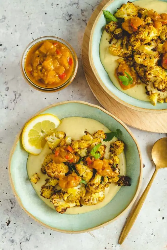 Gerösteter Blumenkohl auf Kartoffelpüree und Mango-Chutney