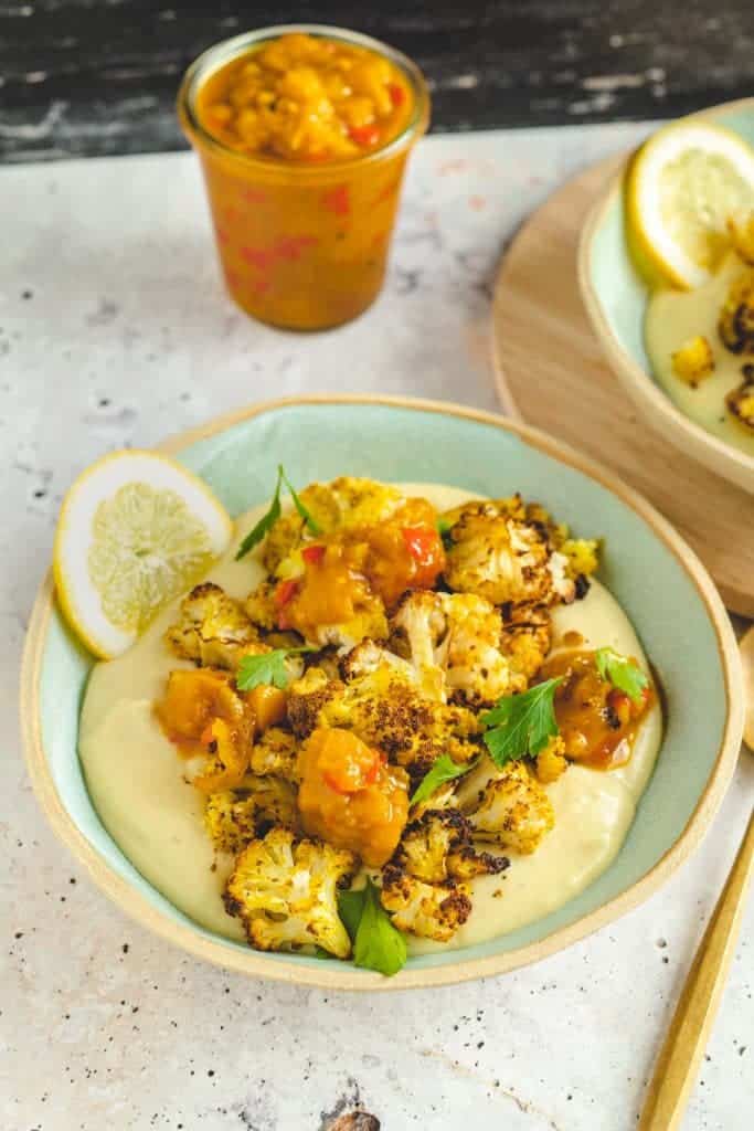 Gerösteter Blumenkohl auf Kartoffelpüree und Mango-Chutney