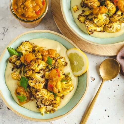 Gerösteter Blumenkohl auf Kartoffelpüree und Mango-Chutney