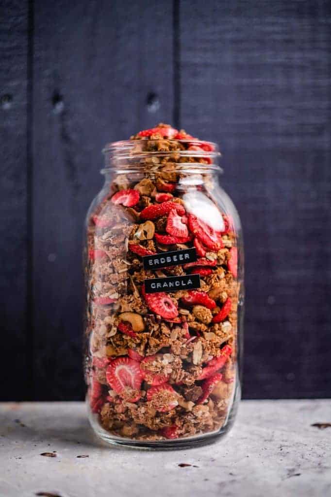 Erdbeer Granola vegan in nur 30 Minuten