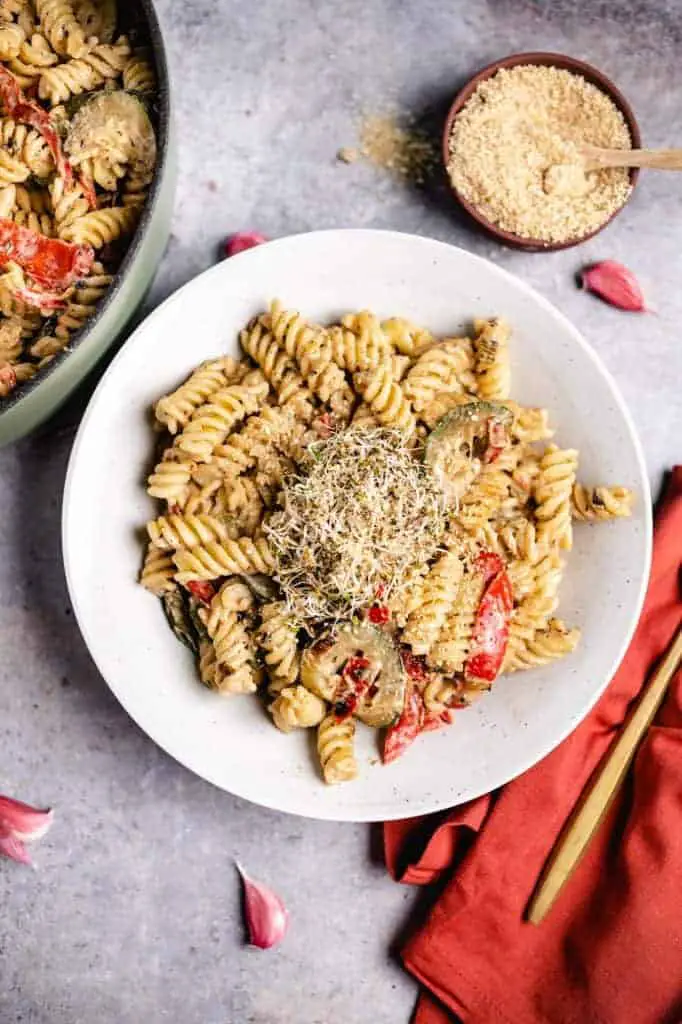 Vegane Pasta mit cremiger Sauce Rezept (30 Minuten)