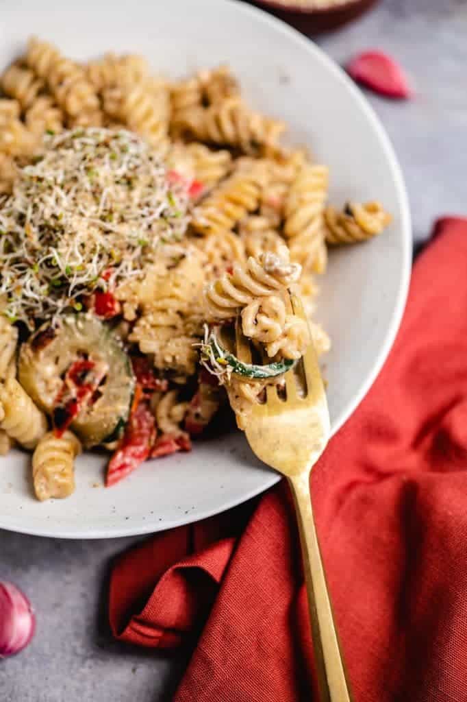 Vegane Pasta mit cremiger Sauce Rezept (30 Minuten)