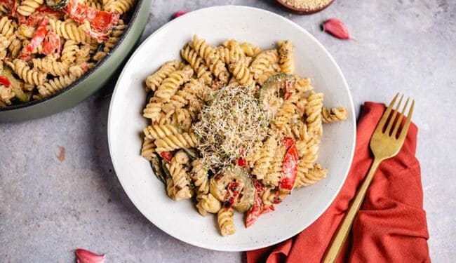 Vegane Pasta mit cremiger Sauce Rezept (30 Minuten)