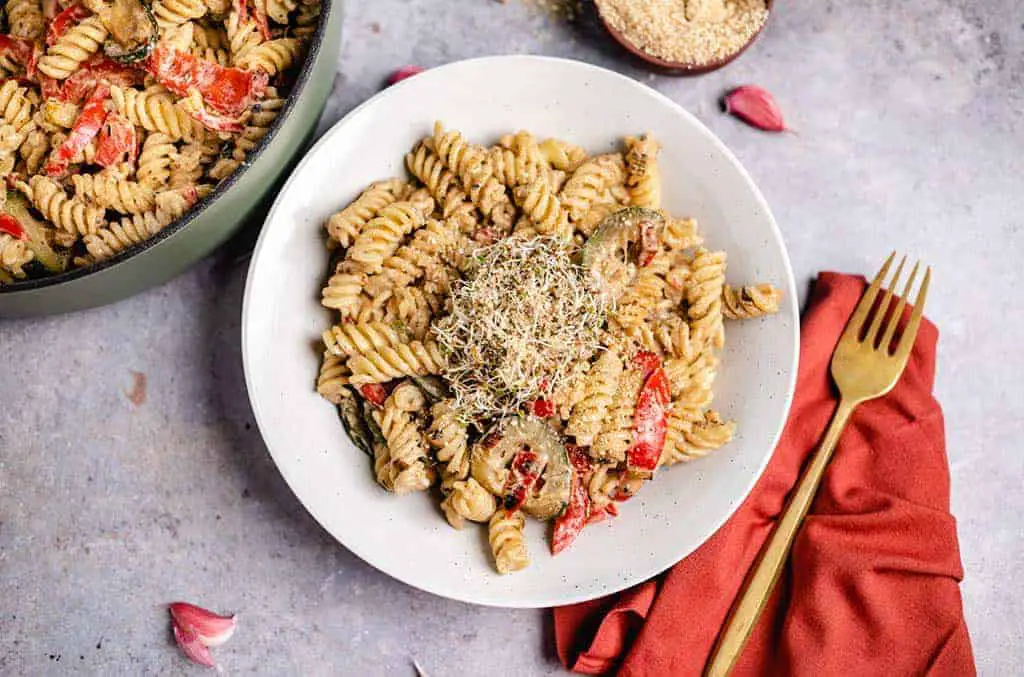 Vegane Pasta mit cremiger Sauce Rezept (30 Minuten)