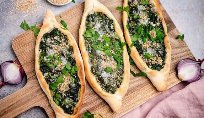 Pide mit Spinat und Feta (vegan & glutenfrei)