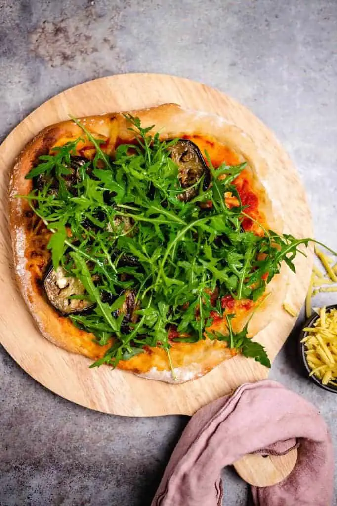 Pizza mit gerillter Aubergine und Rucola 