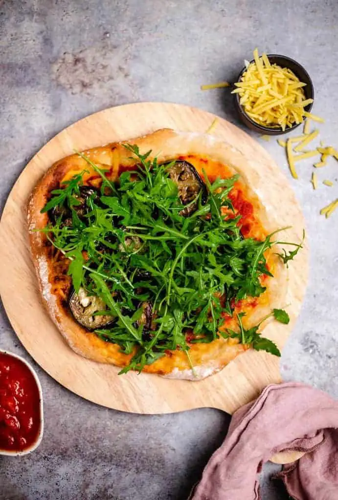 Pizza mit gerillter Aubergine und Rucola