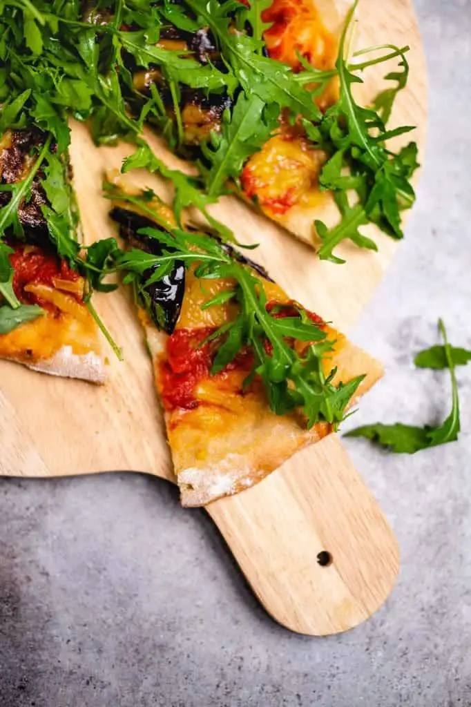 Pizza mit gerillter Aubergine und Rucola