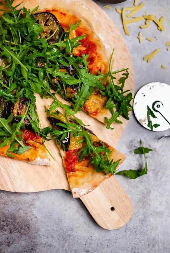 Pizza mit gerillter Aubergine und Rucola