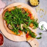 Pizza mit gerillter Aubergine und Rucola