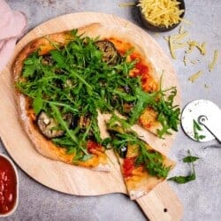 Pizza mit gerillter Aubergine und Rucola