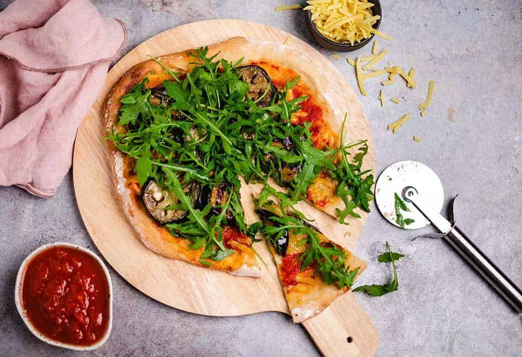 Pizza mit gerillter Aubergine und Rucola