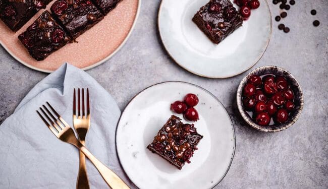 Veganer Schoko-Kirsch Brownie (glutenfrei, ölfrei)