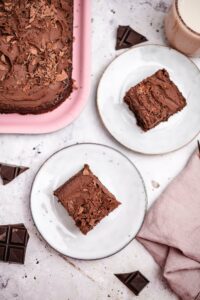 Saftiger Schokokuchen mit Frosting (ölfrei, glutenfrei)