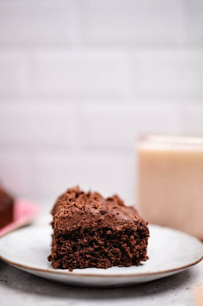 Saftiger Schokokuchen mit Frosting (ölfrei, glutenfrei)