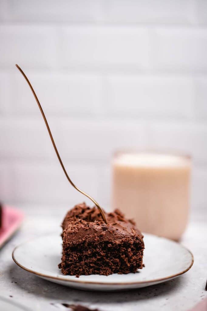 Saftiger Schokokuchen mit Frosting (ölfrei, glutenfrei)