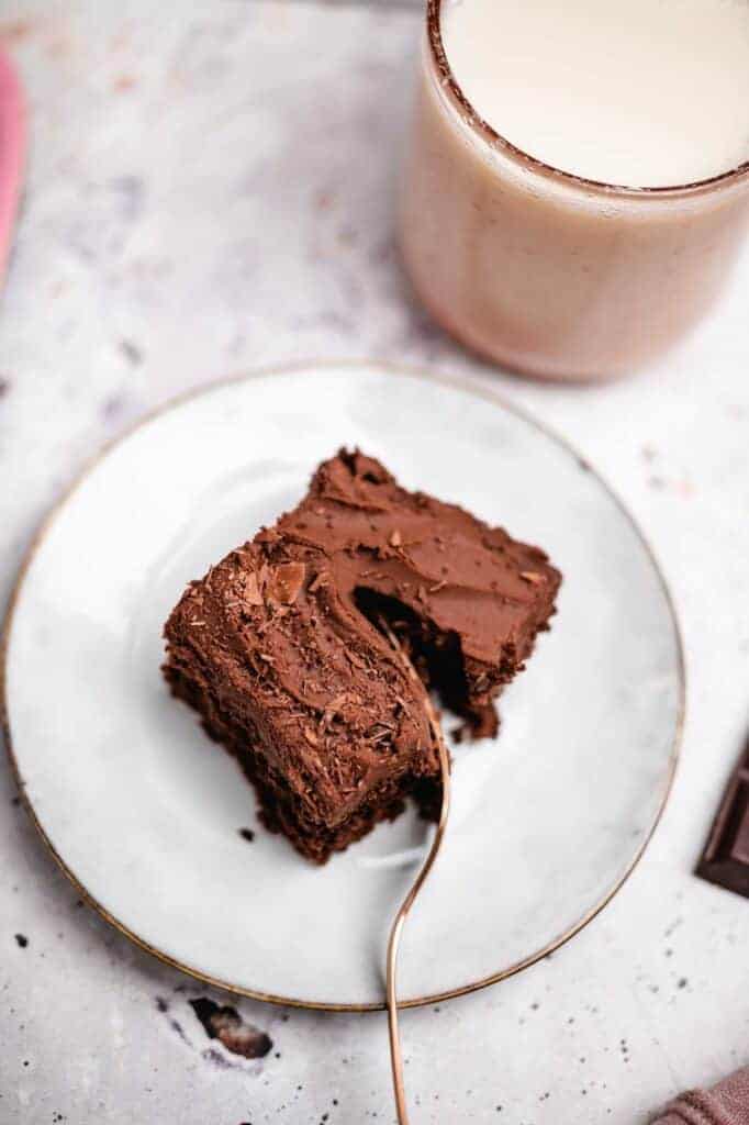 Saftiger Schokokuchen mit Frosting (ölfrei, glutenfrei)