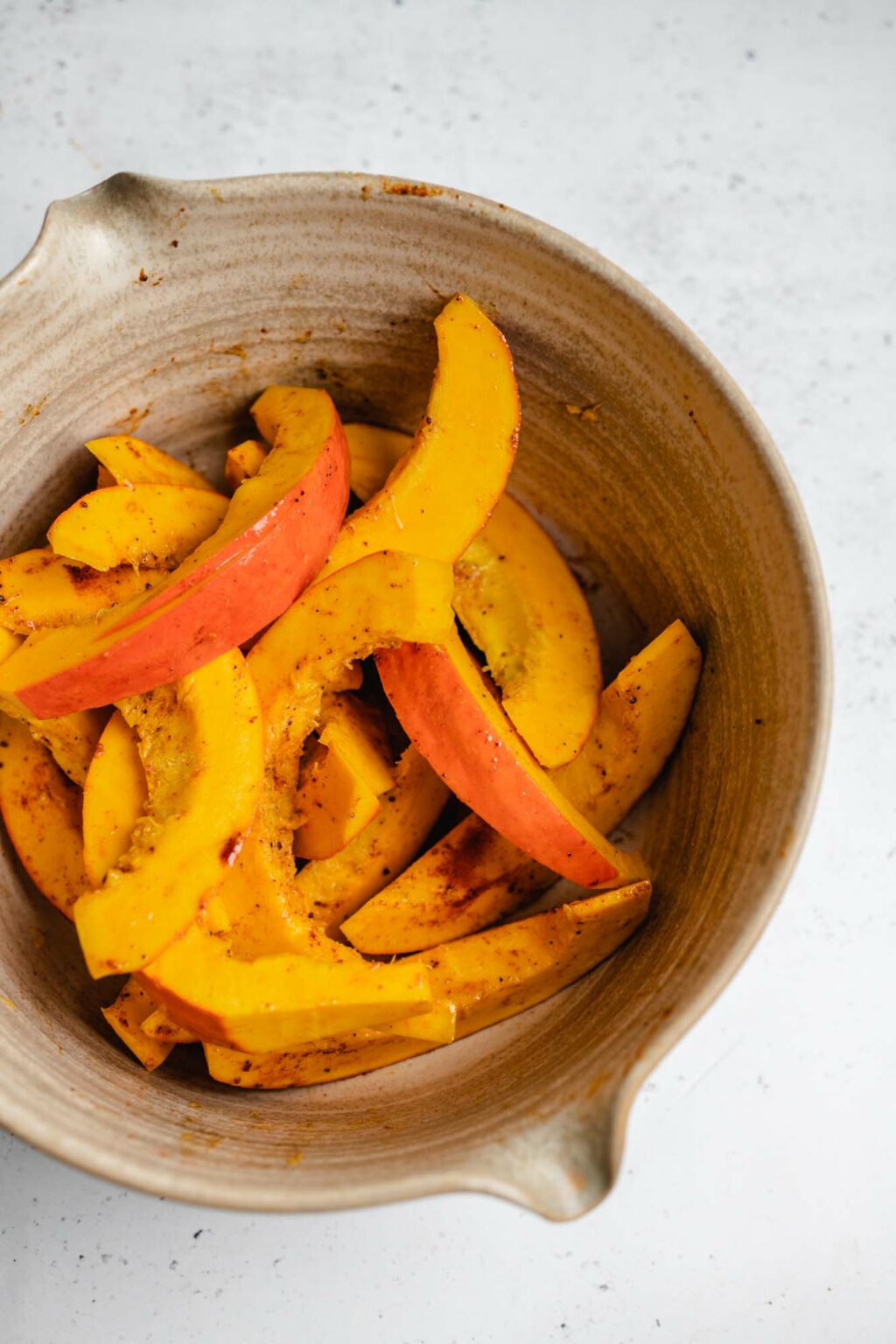 Kürbisspalten mit Harissa Joghurt (30 Minuten) — VEGANE VIBES