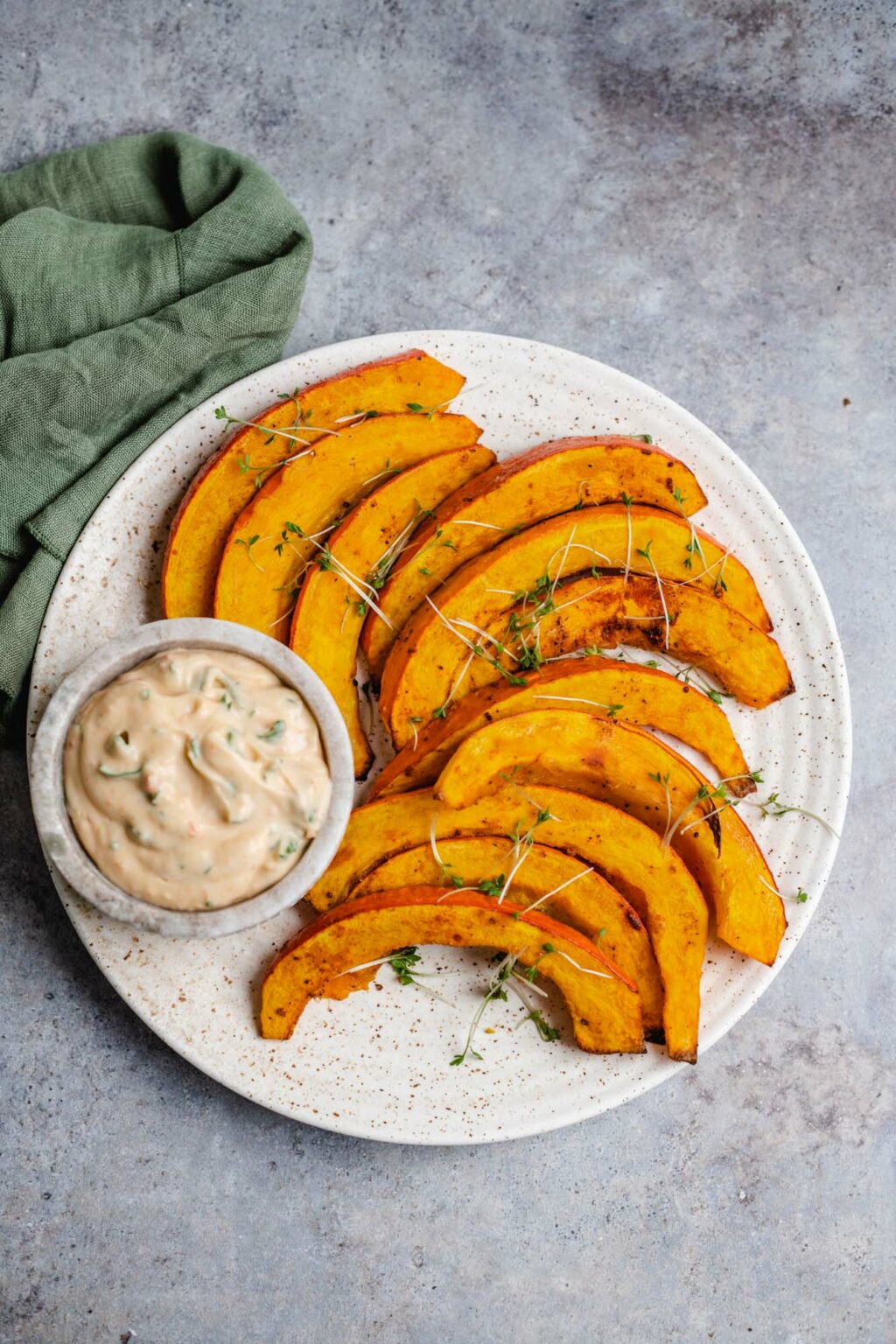Kürbisspalten mit Harissa Joghurt (30 Minuten) — VEGANE VIBES
