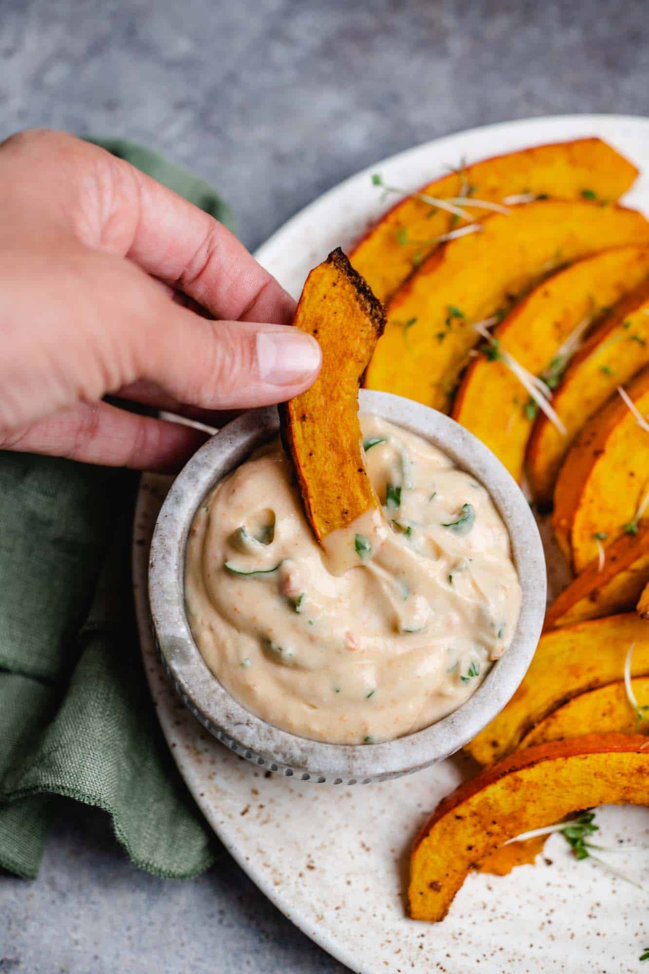 Kürbisspalten mit Harissa Joghurt (30 Minuten) — VEGANE VIBES