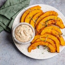 Kürbisspalten mit Harissa Joghurt (vegan & glutenfrei)