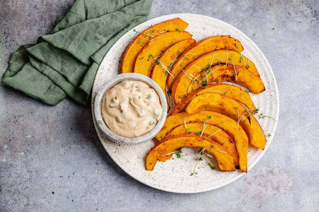 Kürbisspalten mit Harissa Joghurt (30 Minuten) — VEGANE VIBES