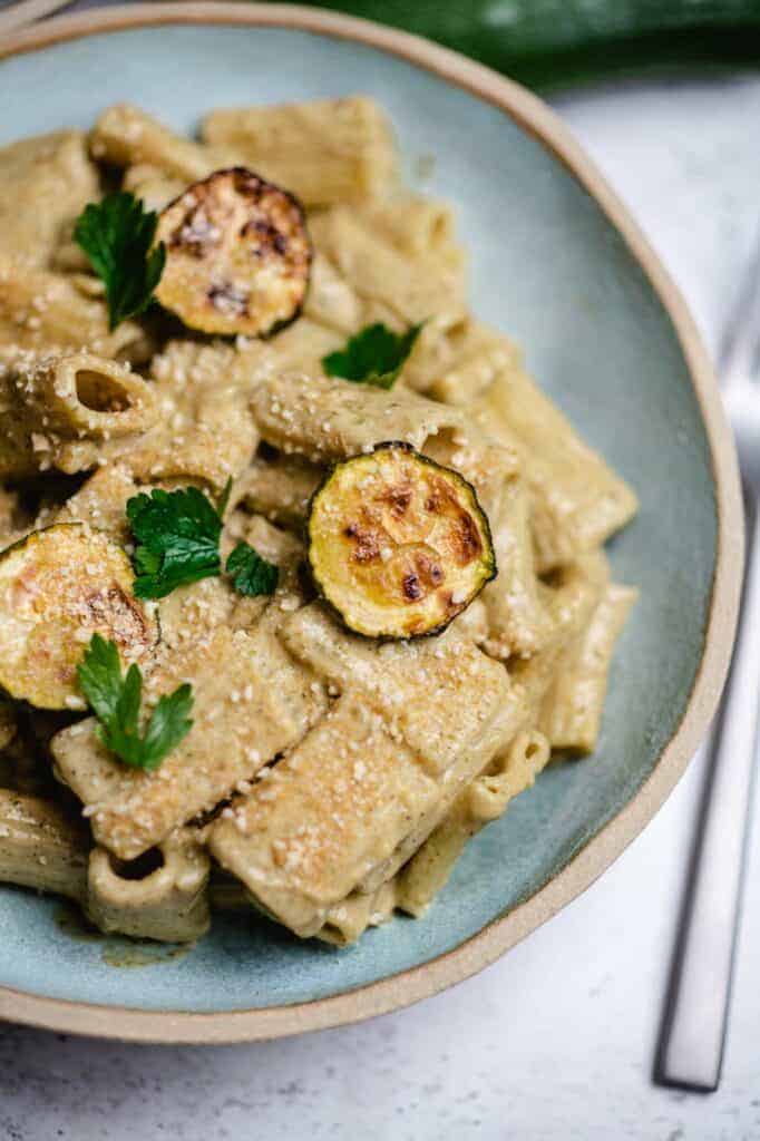 Pasta mit gerösterer Zucchini (vegan Rezept)