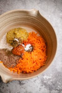 Quinoa-Rote Linsen Puffer mit Harissa Joghurt (vegan & glutenfrei)