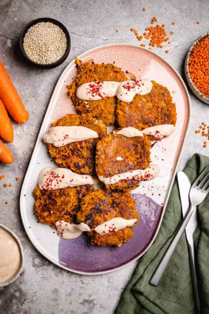 Quinoa-Rote Linsen Puffer mit Harissa Joghurt (vegan & glutenfrei)