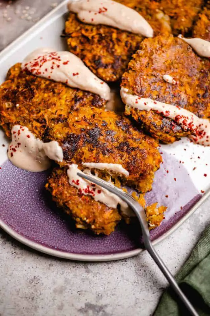 Quinoa-Rote Linsen Puffer mit Harissa Joghurt (vegan & glutenfrei)