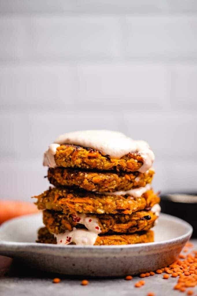 Quinoa-Rote Linsen Puffer mit Harissa Joghurt (vegan & glutenfrei)