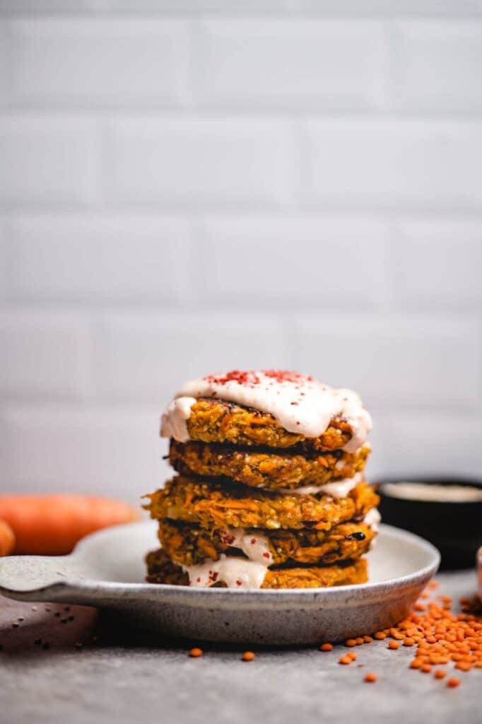 Quinoa-Rote Linsen Puffer mit Harissa Joghurt (vegan & glutenfrei)