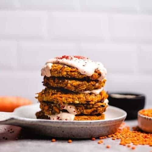 Quinoa-Rote Linsen Puffer mit Harissa Joghurt (vegan & glutenfrei)