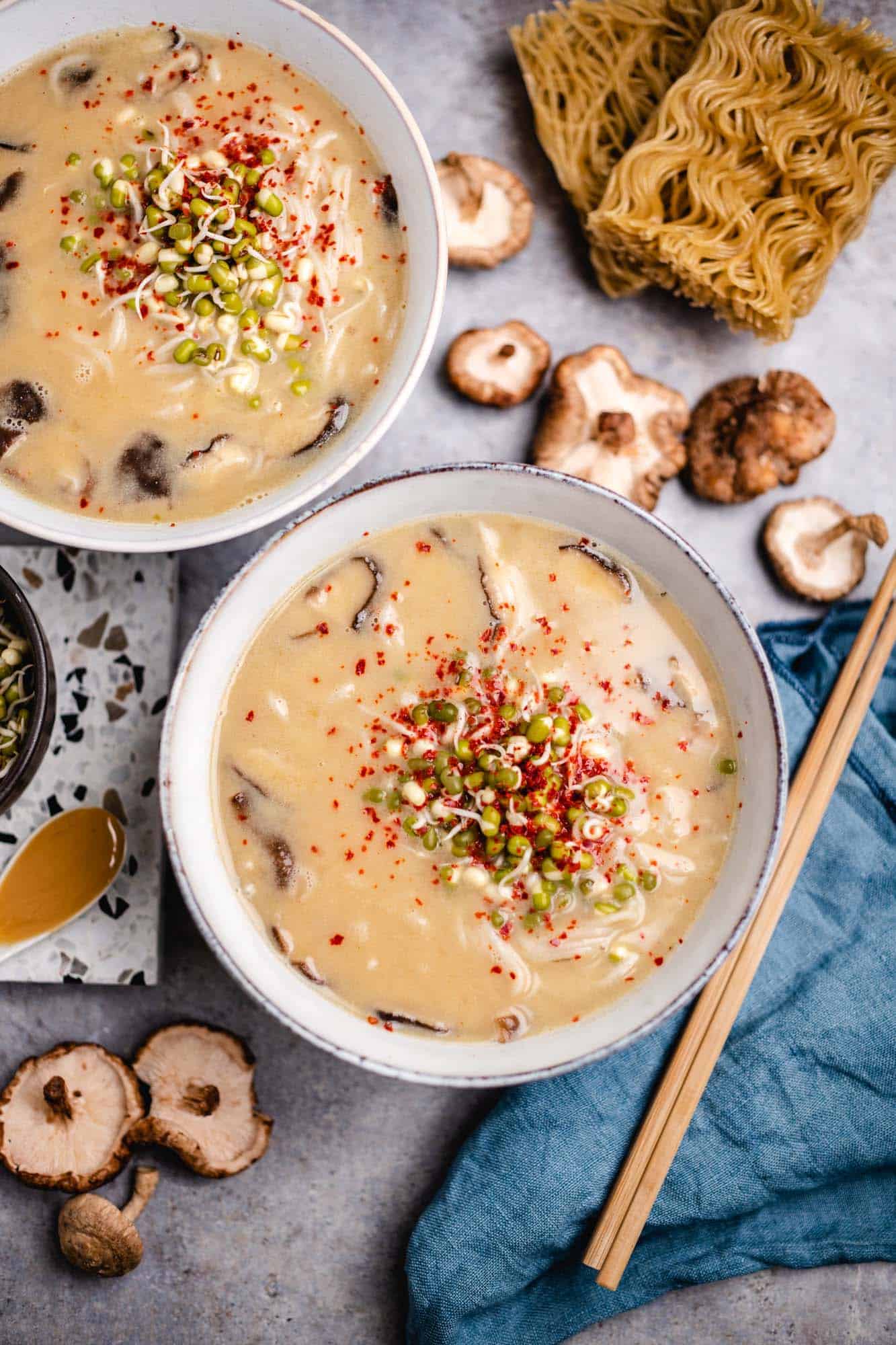 Erdnussbutter Satay Ramen (20 Minuten) — VEGANE VIBES