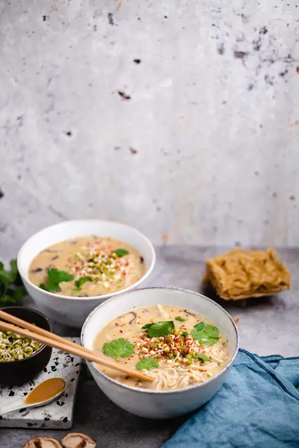 Erdnussbutter Satay Ramen (20 Minuten) — VEGANE VIBES