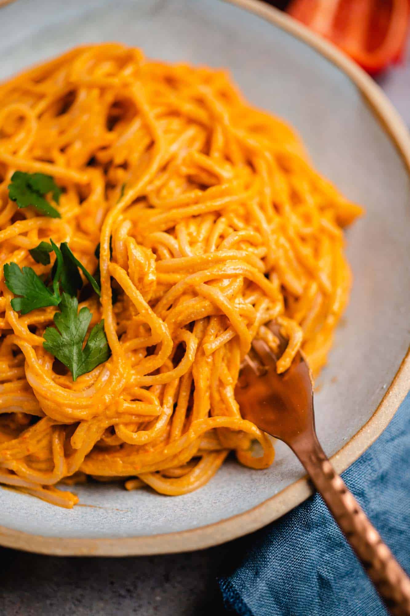 Pasta mit gerösteter Paprika Sauce — VEGANE VIBES