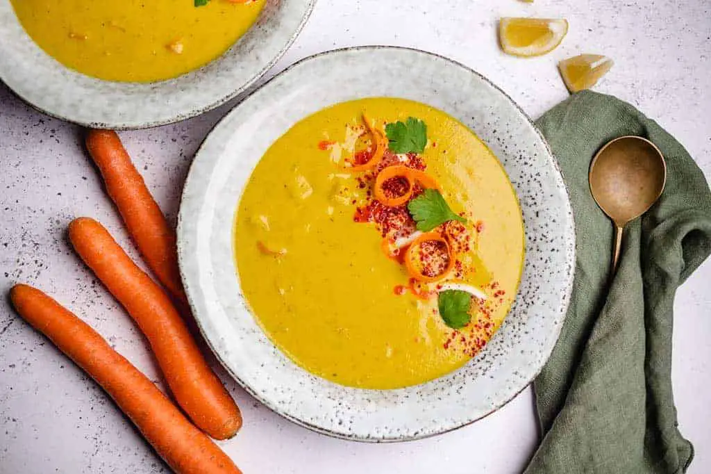 Spicy Karotten Pastinaken Suppe (30 Minuten) — VEGANE VIBES Spicy Karotten Pastinaken Suppe (30 Minuten) — VEGANE VIBES