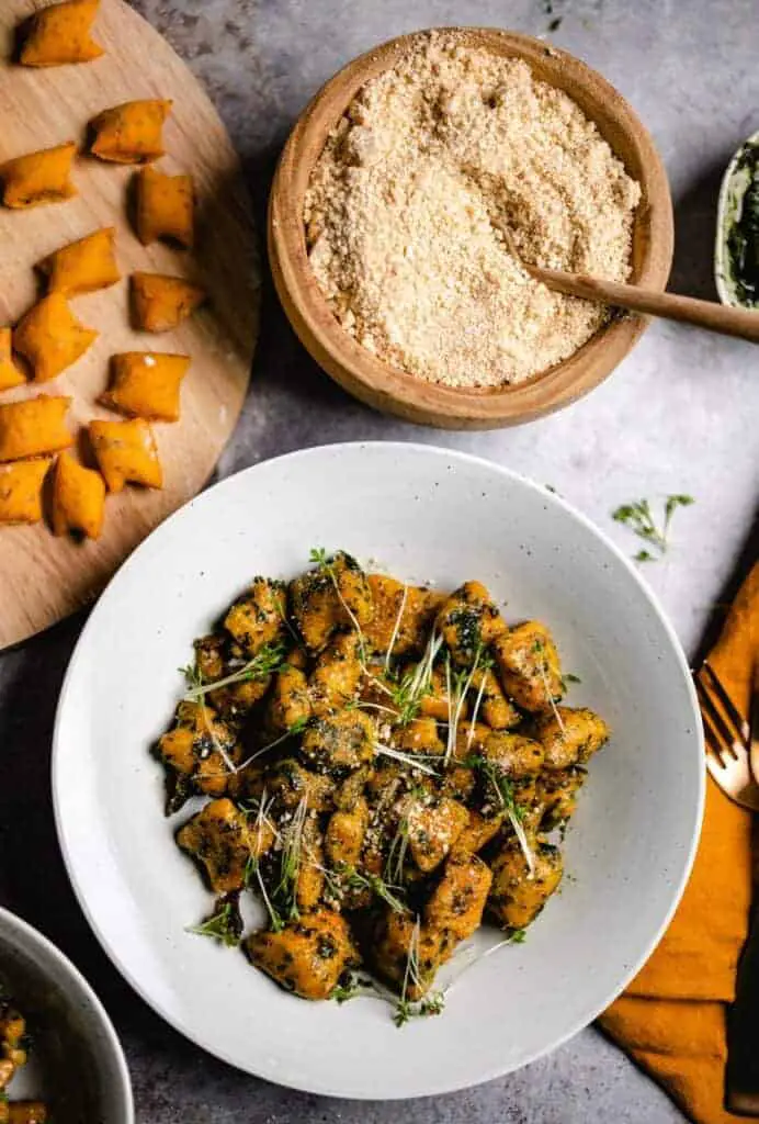 Süßkartoffel Gnocchi mit Pesto (Rezept)