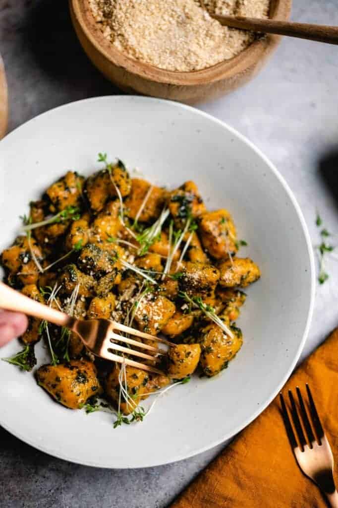 Süßkartoffel Gnocchi mit Pesto (Rezept)